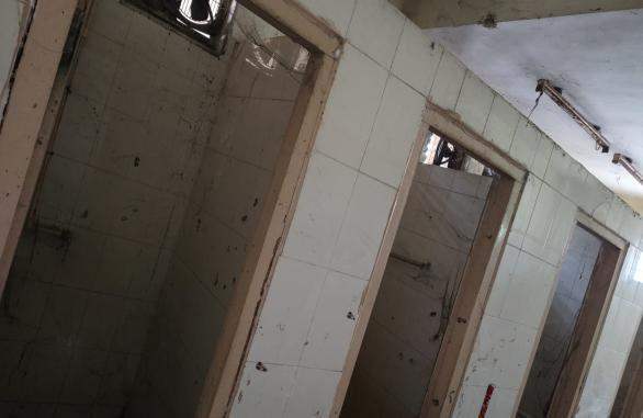 Common Wash Room Left — before renovation