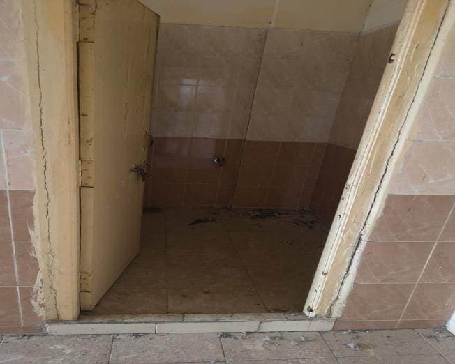 Common Wash Room Left 01 — before renovation