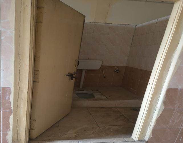 Common Wash Room Left 03 — before renovation