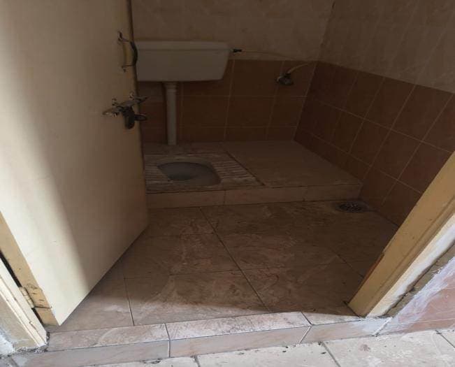 Common Wash Room Right 03 — before renovation